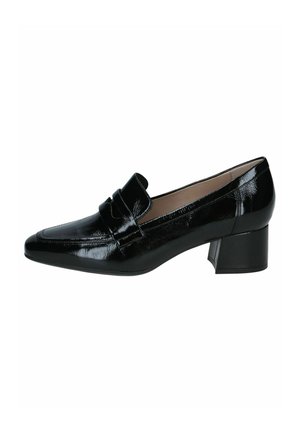 Mocassin à talon bas en cuir verni noir avec bout arrondi et bride décorative sur le dessus, vue de côté sur fond blanc.