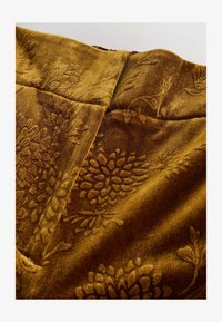 Ausgewählt, ochre yellow