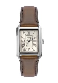 Montre en acier inoxydable carrée avec un cadran beige et des chiffres romains argentés. Bracelet en cuir marron avec détail de couture. Nom de la marque "Fossil" affiché.