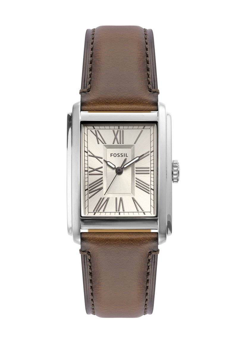 Montre en acier inoxydable carrée avec un cadran beige et des chiffres romains argentés. Bracelet en cuir marron avec détail de couture. Nom de la marque "Fossil" affiché.