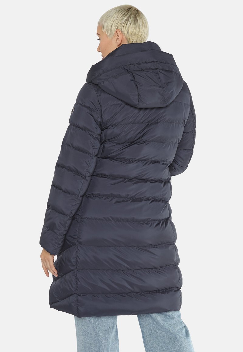 Marineblaues Daunenjackett mit horizontalem Steppmuster, ausgestattet mit Kapuze und mittellanger Schnittform. Hergestellt aus glänzendem, glattem Material ohne sichtbare Beschläge.
