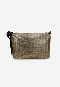 Bolso tejido metálico dorado de forma rectangular, con cierre de cremallera y detalle de cuero negro anudado en los laterales. Superficie texturizada.