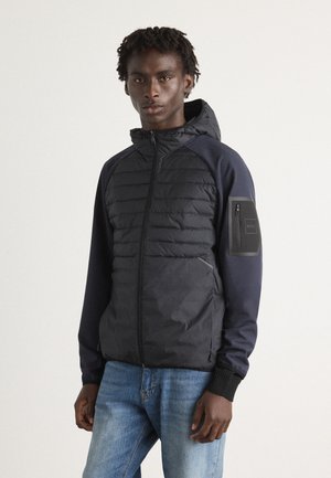 Schwarze Kapuzenjacke mit einem gesteppten oberen Teil, glattem unteren Abschnitt, gerippten Bündchen und einer Reißverschlusstasche an dem linken Ärmel.