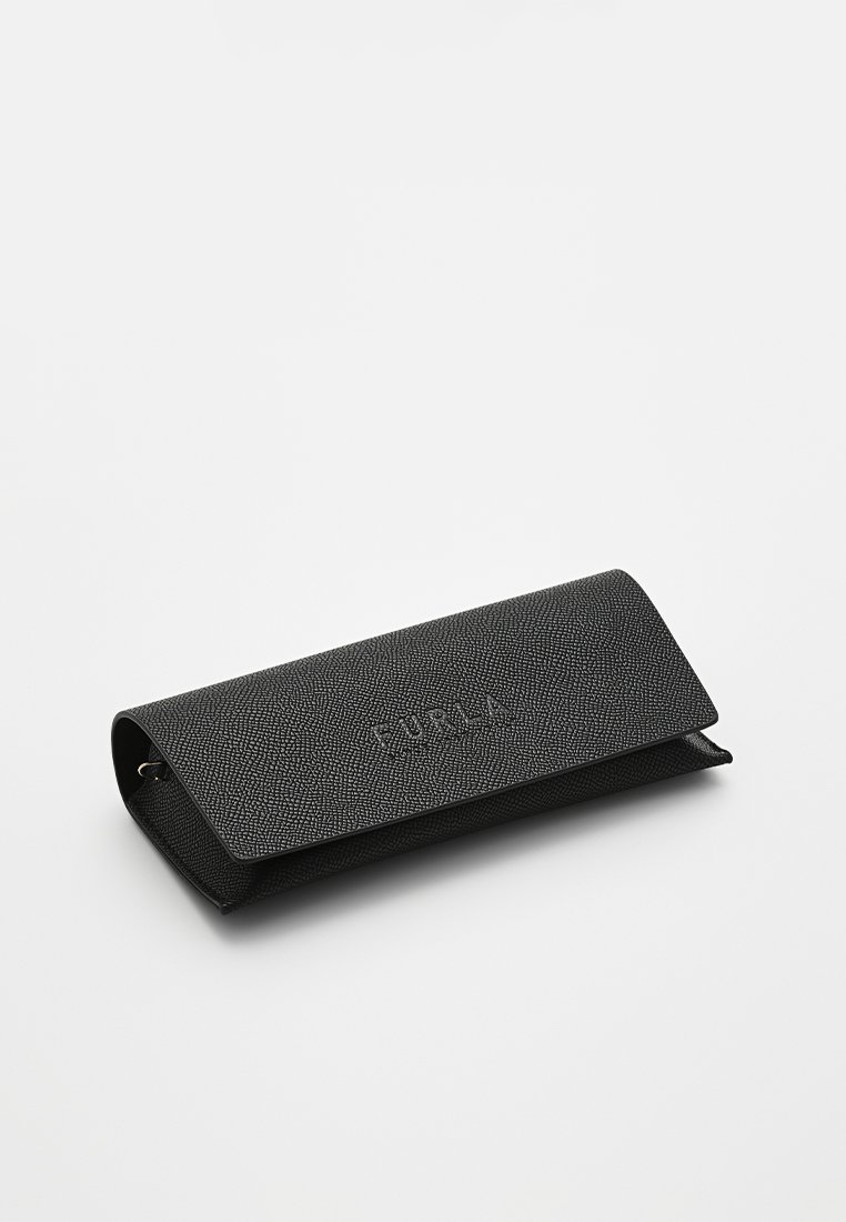 Funda de cuero negro con un acabado texturizado, que presenta un cierre de solapa y un logo en relieve. Forma rectangular compacta con bordes suaves.