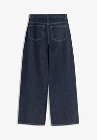 Tmavě modré džínové široké kalhoty s vysokým pasem, vybavené dvěma zadními kapsami a kontrastním prošíváním. Hladká textura, neformální design.