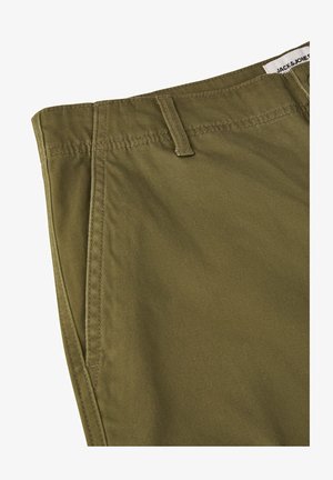 Chino verde oliva con una texture liscia, dotati di una parte anteriore piatta, tasche laterali e passanti per la cintura, cuciti con filo abbinato.