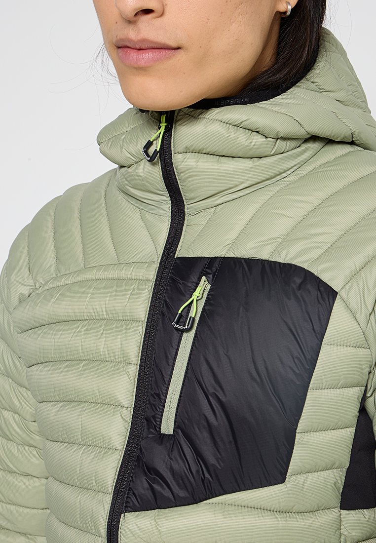 Lichtgroene pufferjack met gestructureerd patroon, zwarte borstzak, ritsafsluiting en een aansluitende capuchon. Kenmerkende contrasterende ritsen en accenten.