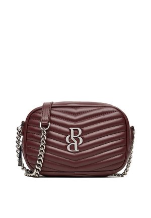 Mała pikowana ciemnoczerwona skórzana torebka na ramię z srebrnym łańcuszkiem i metalicznym logo z przodu.