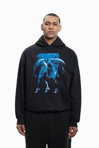 Sort hætte sweatshirt med en frontlomme og et blåt grafisk design, der viser figurer. Fremstillet af blødt, struktureret stof.