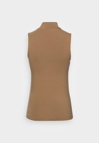 Top sin mangas de color tostado, hecho de una tela suave y elástica. Presenta un cuello alto y una silueta ajustada con una textura lisa y sin cierres visibles.