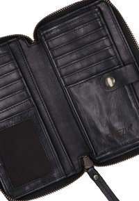 Schwarze Lederbörse mit Reißverschluss. Bietet mehrere Kartenfächer, ein Münzfach und einen Druckknopf. Glatte Textur mit dezentem Markenlogo.