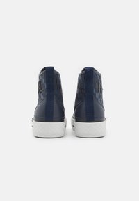 Morske visoke teniske čevlje z geometrijskim vzorcem, gladko teksturo, belo gumo podplat in modrimi tekstilnimi poudarki na peti in jezičku.