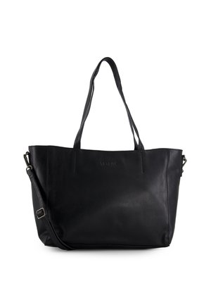 Zwarte leren tote bag met dubbele handgrepen aan de bovenkant en een afneembare schouderband. Heeft een eenvoudig ontwerp met een textuur oppervlak en een geperst logo.