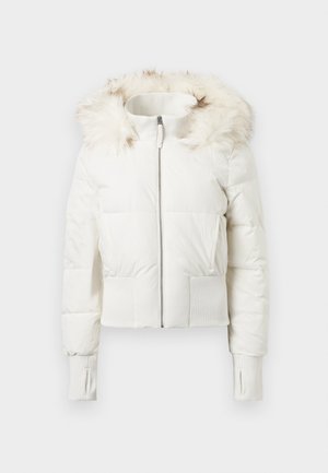 Weiße Pufferjacke mit Kapuze aus Kunstfell. Verfügt über einen Reißverschluss, gerippte Bündchen und Seitentaschen. Glatte Textur und kastiger Schnitt.