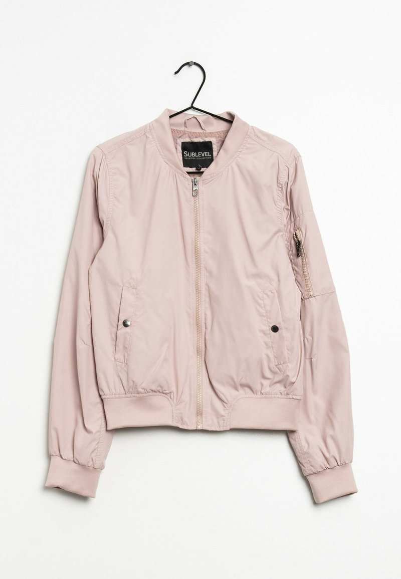 Hellrosa Bomberjacke aus glattem Nylon. Verfügt über einen Frontreißverschluss, seitliche Taschen mit Druckknöpfen und gerippte Bündchen sowie Saum.