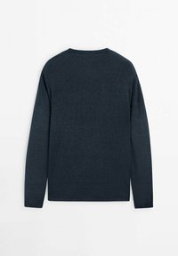 T-shirt a maniche lunghe in cotone di un blu navy scuro, con collo rotondo, taglio dritto e texture liscia; nessun motivo o dettaglio visibile.