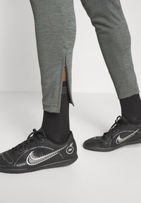Nike Performance M NK DF ACD TRK PNT KP FP HT - Calças de fato de treino - cargo khaki/summit white