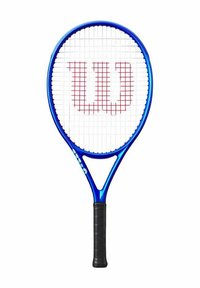 Blauwe tennisracket met een ronde kop, zwarte grip en witte bespanning. Heeft een rood "Wilson" logo in het midden en een taps toelopend ontwerp.
