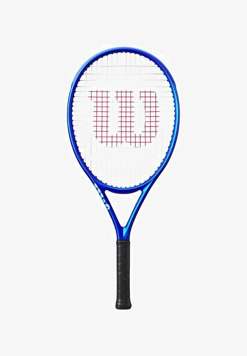 Blauwe tennisracket met een ronde kop, zwarte grip en witte bespanning. Heeft een rood "Wilson" logo in het midden en een taps toelopend ontwerp.