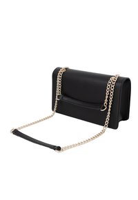 Borsa a tracolla nera in pelle con forma rettangolare, caratterizzata da una tracolla in catena dorata e una superficie liscia. Comprende una patta frontale e un manico nero a contrasto.