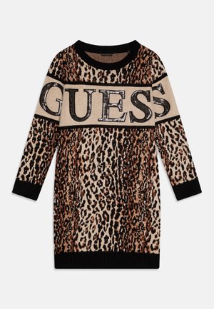 Abito maglione con stampa leopardata, caratterizzato da un colletto e polsini a coste neri e un logo centrale "GUESS" con embellishment metallico.