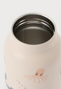 Ατσάλινη μπιμπερό με ανοιχτό μπεζ εξωτερικό μέρος, που διαθέτει σχέδιο χταποδιού, λεία υφή και ευρεία μεταλλική άνοιξη.