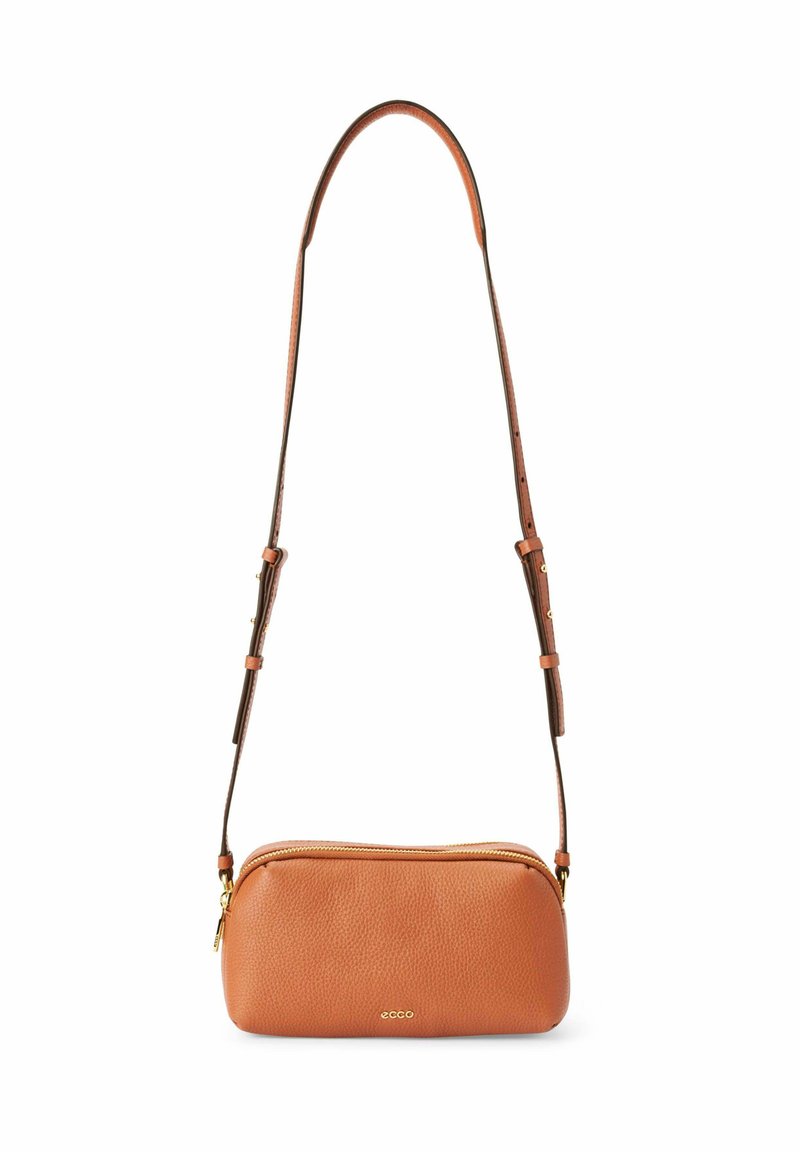 Tan læder crossbody taske med tekstureret overflade, lynlås lukning og justerbar strop. Har guld hardware og minimalistisk design.