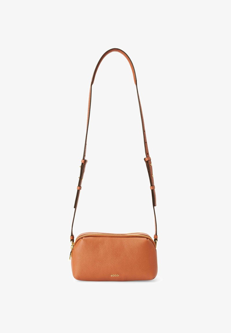 Tan læder crossbody taske med tekstureret overflade, lynlås lukning og justerbar strop. Har guld hardware og minimalistisk design.