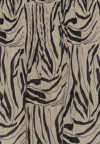 Tekstūrēta auduma ar zebras svītru rakstu tumši brūnā krāsā uz gaiši beige fona, ar smalkām vertikālām līnijām, kas piešķir dziļumu.