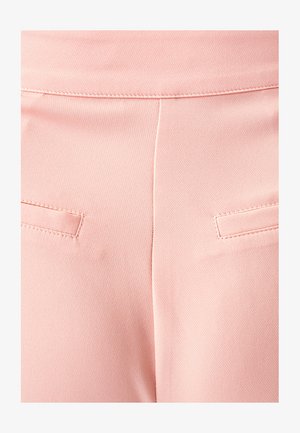 Pantaloni rosa con una texture liscia, dotati di due tasche posteriori e cuciture pulite lungo la vita e le cuciture.
