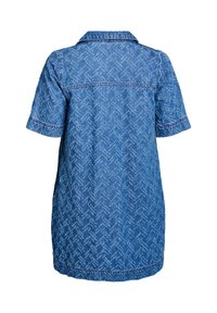 Jeansskjortklänning med fiskbensmönster, kortärmad, med krage och midjelång med rak skärning. Blå färg.