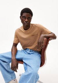ARMEDANGELS MAARKOS  - T-Shirt basic - pale umber