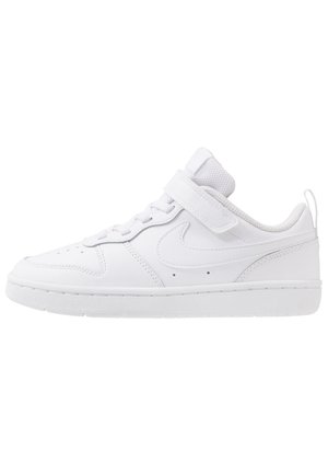 Zapatillas Nike blancas con un upper de cuero liso, lengüeta de malla, cuello acolchado, cordones y una correa de gancho y bucle para el cierre. Suela de goma plana.