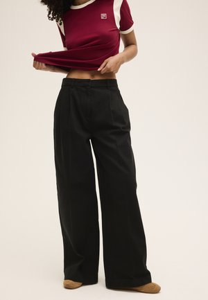 Fila, FILA APPAREL LAMON WIDE PLEATED WOVEN TROUSERS - Pantaloni - black