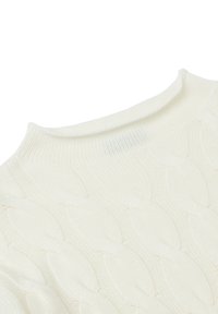 Bílý pletený svetr s texturovaným copánkovým vzorem, s kulatým límcem a žebrovanými manžetami, ukazující jemnou, hladkou tkaninu.