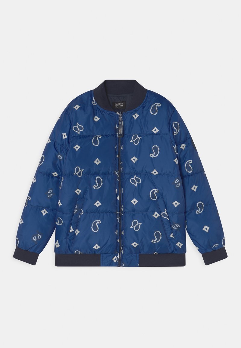 Veste matelassée bleue avec fermeture éclair à l'avant, col et poignets noirs, poches latérales, et motifs blancs cachemire et géométriques.