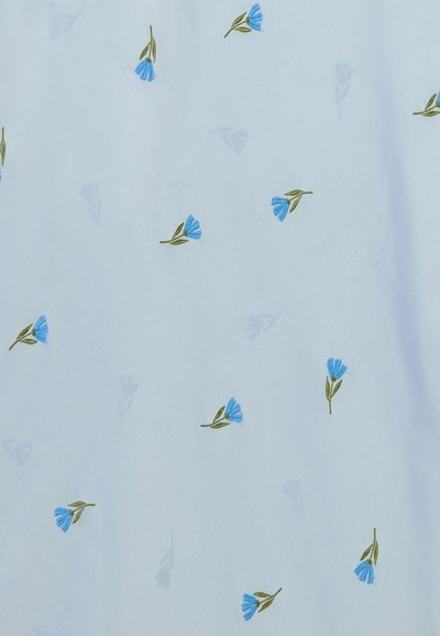 Tessuto azzurro chiaro con un motivo completo di piccoli fiori blu ricamati con steli e foglie verdi, creando un design delicato.