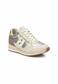 Zapatillas en beige y gris con detalles de ante y metálicos. Cuentan con un cierre de cordones en la parte delantera, un zipper lateral y una suela texturizada.