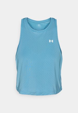 Αθλητική φανέλα ανοιχτού γαλάζιου χρώματος, κατασκευασμένη από υφή με δίχτυ. Διαθέτει στρογγυλή λαιμόκοψη και το λογότυπο Under Armour σε λευκό στο μπροστινό μέρος.