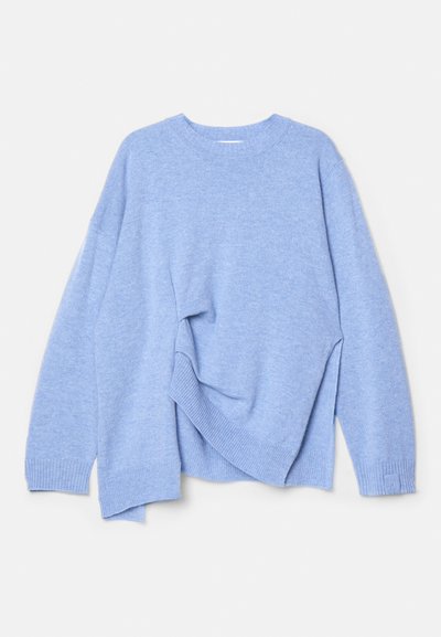 Suéter de malha azul claro com mangas longas e punhos e bainha canelados, exibido de forma plana com um lado ligeiramente dobrado para cima.