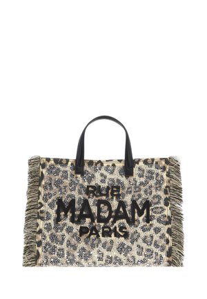 Grande borsa a mano con stampa leopardata, manici neri, bordi con frange e "RUE MADAM PARIS" ricamato in lettere nere in grassetto sul davanti.