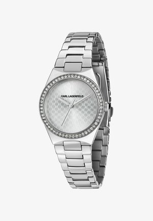 Montre en acier inoxydable argentée avec un boîtier facetté, un cadran argenté texturé et des accents en cristal autour de la lunette. Dotée d'un bracelet à maillons.