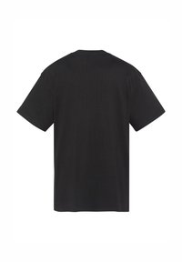 T-shirt nera in cotone con scollatura rotonda e maniche corte. Il tessuto ha una texture liscia, una vestibilità standard e non presenta pattern o grafiche visibili.