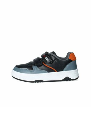 Sneaker neri e grigi con accenti arancioni, caratterizzati da una tomaia in pelle liscia e rete, due cinturini regolabili in Velcro e una suola in gomma bianca.