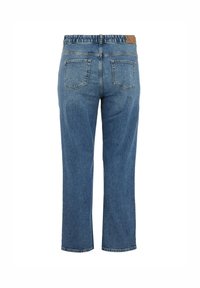 Jeans de mezclilla en azul claro con un corte relajado, cinturilla elástica, dos bolsillos traseros y pierna recta, con un dobladillo ligeramente deshilachado.