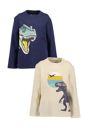 Granatowa koszula z ryczącą zieloną głową dinozaura; beżowa koszula z idącym T-Rexem i zachodem słońca z latającym pterozaurem. Obie z długim rękawem.