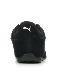 Scarpa da atletica nera con tomaia in camoscio, colletto in mesh, suola in gomma e logo bianco sul retro. Texture liscia con caratteristiche di design minimali.
