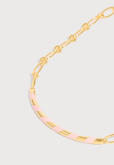 Χρυσό κολιέ αλυσίδα με επιμήκεις κρίκους και μια καμπυλωτή χρυσή μπάρα τυλιγμένη σε λεπτομέρεια ρόζ σμάλτου σε σπειροειδή μορφή.