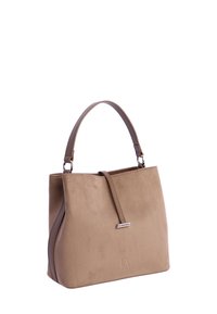 Bolso de ante color beige con forma estructurada, asa de cuero bicolor, detalle de acento plateado y cierre de cremallera en la parte superior.