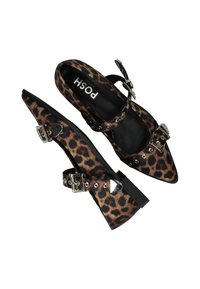 Chaussures à talons hauts en imprimé léopard avec un bout pointu, semelle noire, sangle de cheville et accents en boucle argentée. Fini en tissu texturé.